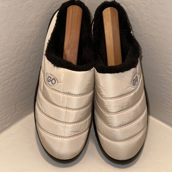 GO Comfy Memory Foam Slipper Plush Fleece Lined Shoe Size 43 EU Beige Black NEW - Picture 3 of 14